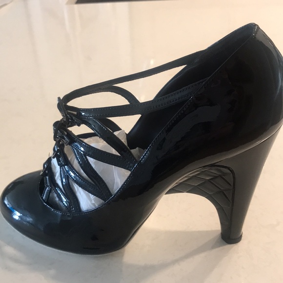Runway Black Patent Leather Chanel Shoes size 41 - Picture 5 of 6